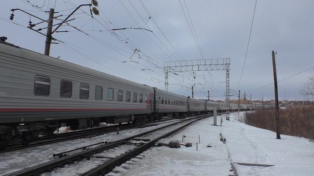 ЭП20-066 с поездом "Таврия" №92 Москва-Севастополь прибывает на станцию Миллерово смотреть онлайн