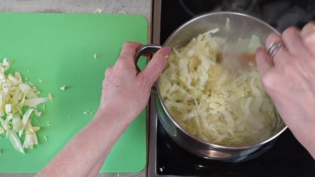 Как тушить капусту, чтобы всё съели. Тушёная капуста пошаговый рецепт без мяса. смотреть онлайн