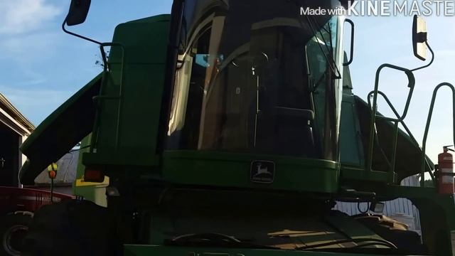 Servicing the 9550 John Deere combine in preparation for the 2016 wheat harvest смотреть онлайн