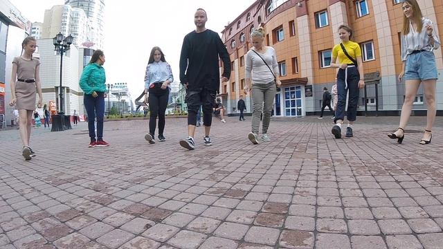 ТАНЦУЕМ ВМЕСТЕ С ПРОХОЖИМИ ЛЮДЬМИ НА УЛИЦЕ. ОБУЧАЮ ТАНЦЕВАТЬ SHUFFLE В ЦЕНТРЕ ГОРОДА. смотреть онлайн