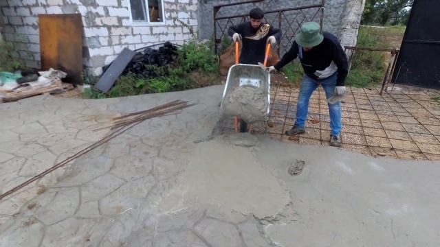 бетонная дорожка во дворе частного дома сделанная под декоративный камень. смотреть онлайн