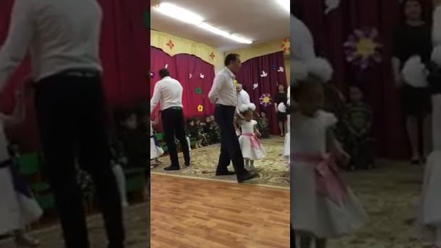 Танец пап с дочками. Детский сад г. Каскелен, младшая группа смотреть онлайн