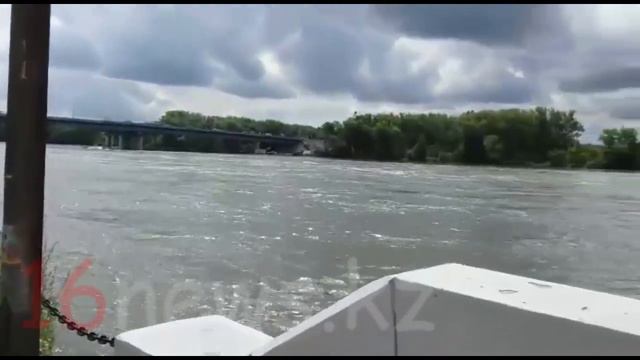 Жители Усть-Каменогорска бьют тревогу из-за поднятия уровня воды в реке Иртыш смотреть онлайн