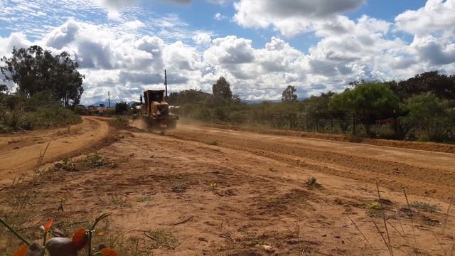 Motoniveladora volvo fazendo serviço em estrada смотреть онлайн