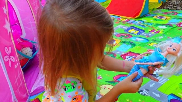 Эльвира и Братик УСТРОИЛИ ПЛОЩАДКУ на природе Детский влог Ryan & Elvira camping adventures смотреть онлайн