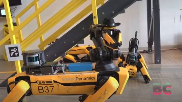 ChatGPT Gives Boston Dynamics Robot Dog Personalities смотреть онлайн