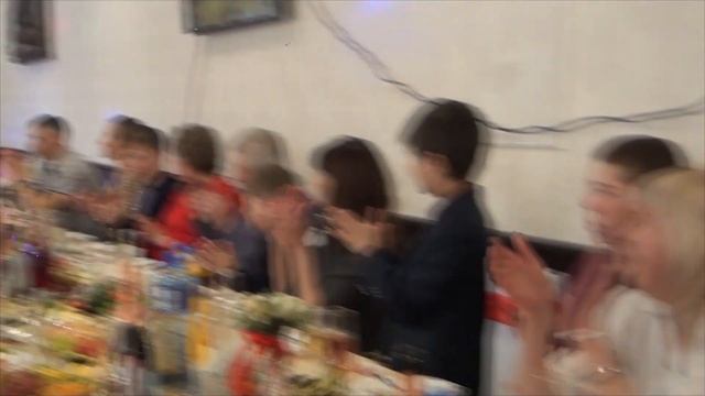 Свадьба: Гости вместе с тамадой репетируют аплодисменты для молодоженов смотреть онлайн