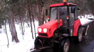 мини трактор чистит дорогу