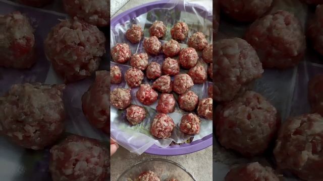 Обожаю делать заготовки ? это очень удобно) сразу сделать много фрикаделек, потом сразу в суп)