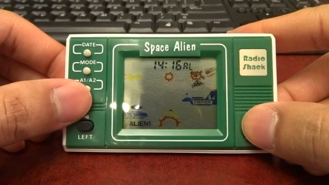Playing the Vintage Radio Shack LCD Space Alien Game смотреть онлайн