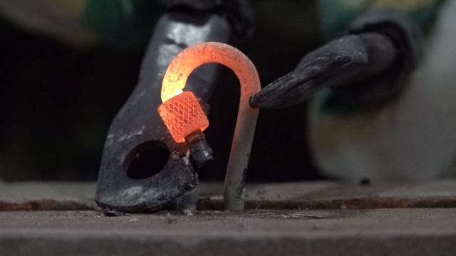 самодельный СВАРОЧНИК из МИКРОВОЛНОВКИ. РАСКАЛЕННОЕ ЖЕЛЕЗО 1000 градусов смотреть онлайн