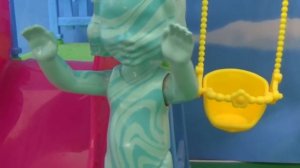 ВСЯ В КРАСКЕ! КОГО НАШЛИ КУКЛЫ ЛОЛ СЮРПРИЗ? У бассейна Мультики с куклами ЛОЛ LOL Даринелка