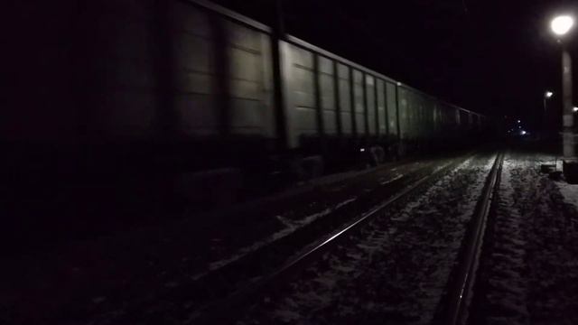 Пролетел... Электровоз ВЛ10у-1370 с грузовым поездом на станции Васкелово смотреть онлайн