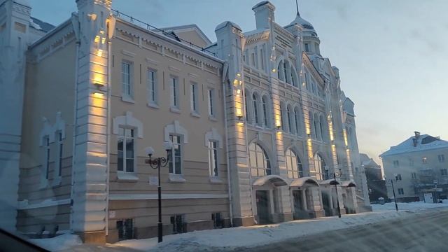 Ещё проезжаем несколько старинных зданий Бийска. смотреть онлайн