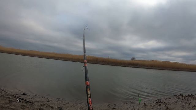 ТАНЯ ЖЖЕТ!!! Карась на фидер. Весна рыбалка 2020 смотреть онлайн