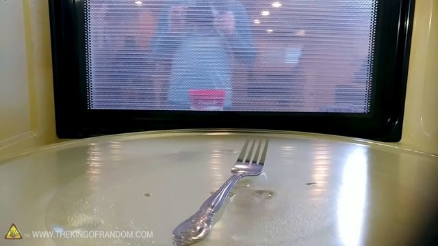 What Does Metal REALLY Do In A Microwave? смотреть онлайн