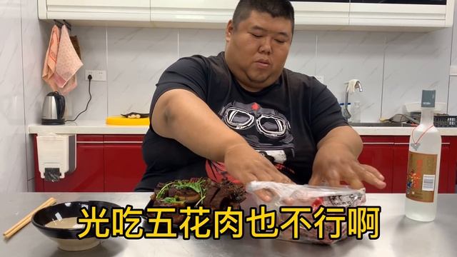 130块钱五花肉，做大块红烧肉，再来几根熏鸡腿，胖哥竟然没吃够！【胖猴仔】 смотреть онлайн