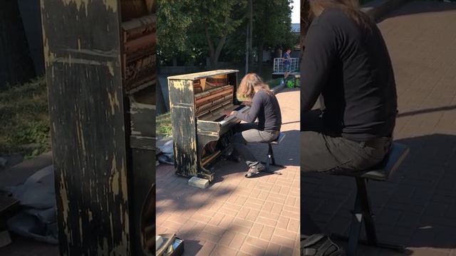 Это великолепно! Уличный музыкант и открытое пианино It's great! A street musician and an open pian смотреть онлайн