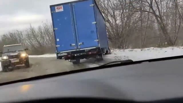 Газель и кроссовер столкнулись на повороте около "Букета Чувашии" смотреть онлайн