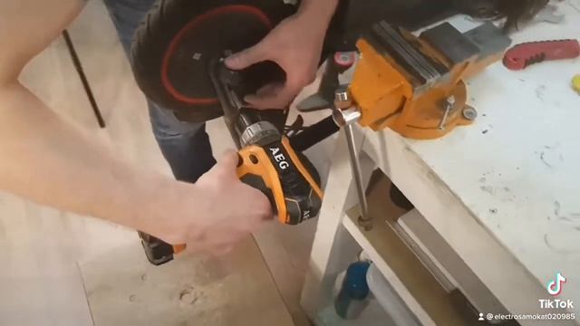 Как снять переднее колесо электросамоката ??