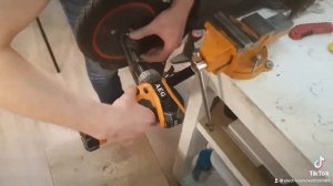 Как снять переднее колесо электросамоката ??