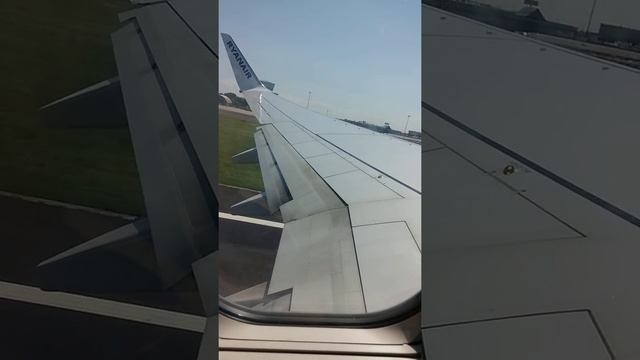 Take off milan -bergamo to araxos airport Ryanair смотреть онлайн