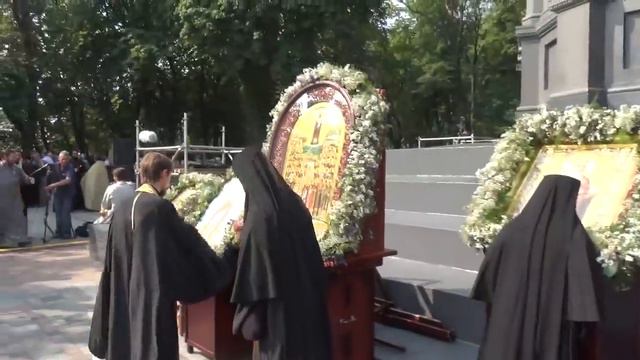 Крестный ход УПЦ МП возле памятника князю Владимиру. смотреть онлайн