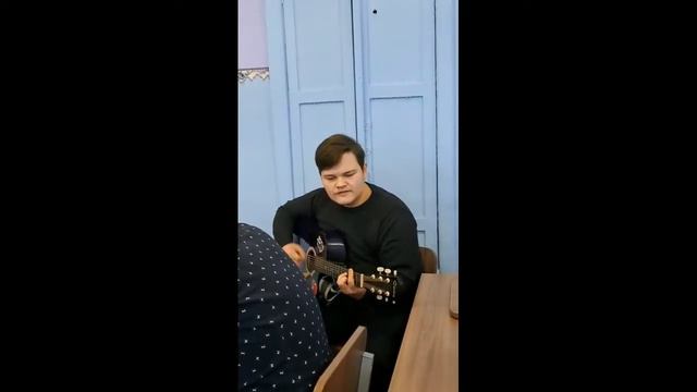 Гитарист сыграл в школе КИНО "Кукушка"🕊️🔥 смотреть онлайн