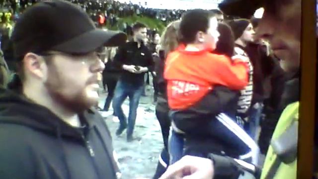 Kevin Schiltz (S.S.) provoking a faroese policeman смотреть онлайн