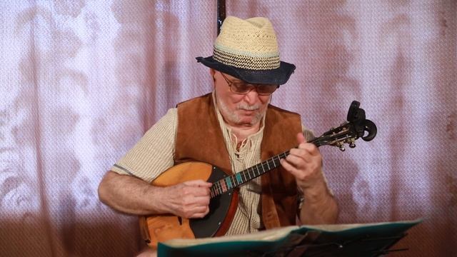 192. Светит месяц. Русская народная песня. Домра. Э. Сладкевич смотреть онлайн