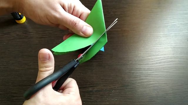 Объёмная снежинка из бумаги / НОВОГОДНИЕ УКраШеНиЯ Оригами смотреть онлайн