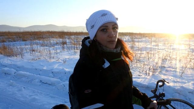 Как посадить девушку на велосипед ? \ Миледи впервые выехала на велосипеде зимой -16 смотреть онлайн