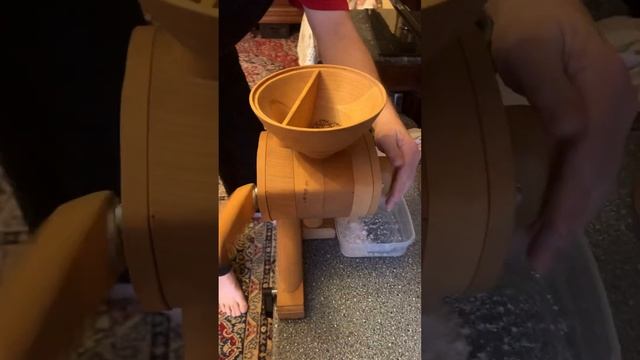 Работа ручной мельницы мукомолки смотреть онлайн