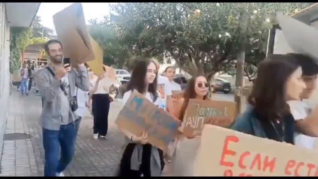 В Сухуми абхазская молодежь протестовала против передачи России госдачи в Пицунде смотреть онлайн
