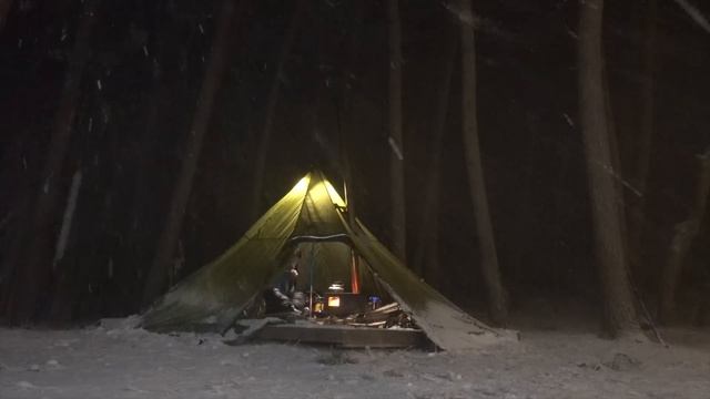 폭설❄️ 눈폭풍 몰아치는 숲에서 하루종일 나혼자 있는 영상 . 눈보라 . 눈내리는 소리 ASMR . 솔로 동계 캠핑 смотреть онлайн