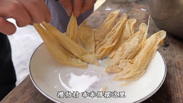 湖南大山又开始下雪，冬宝家做年豆腐，揭了一盘豆衣凉拌，太香啦 смотреть онлайн