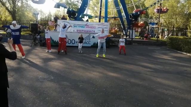 ТАНЦУЕМ ФЛЕШМОБ "ВПЕРЕД РОССИЯ!" В ПАРКЕ ГАГАРИНА ГОРОД НОВОКУЗНЕЦК смотреть онлайн