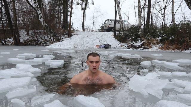 КУПАНИЕ В ПРОРУБИ. Черпая силу холода. смотреть онлайн