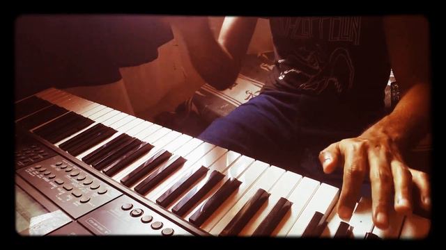 Fabrício Assis play 'Flash' by Queen смотреть онлайн