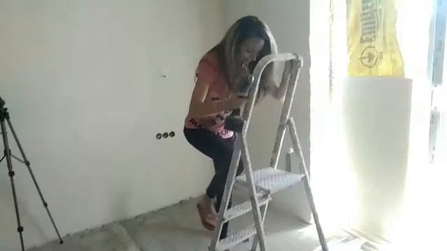 Девушка крутит ПОТОЛОК ИЗ ГИПСОКАРТОНА смотреть онлайн
