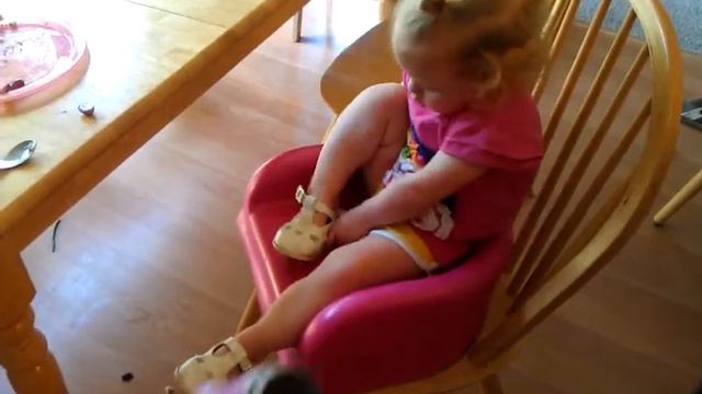 Jossie putting on her shoes смотреть онлайн