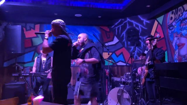 Neneng B Flapjack Band cover with Nik Makino and Raf Davis Live at Dubai смотреть онлайн