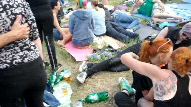 Рок над Волгой 2013 - Танцующие, поющие, сидящие люди смотреть онлайн