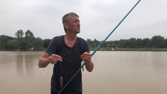 Не разобрался в снастях на рыбалке / Браконьеры и рыбаки Ханоя смотреть онлайн