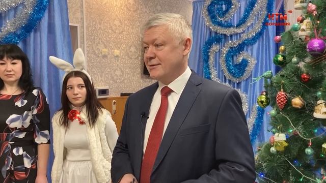 Василий Пискарёв дарит подарки детям. смотреть онлайн