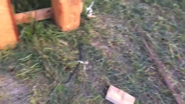 Распил доски с помощью дисковой пилы Зубр ЗПДЭ-235-2200. Пила на участке. смотреть онлайн