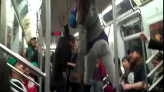 Девушка показывает классные трюки на поручне в метро смотреть онлайн