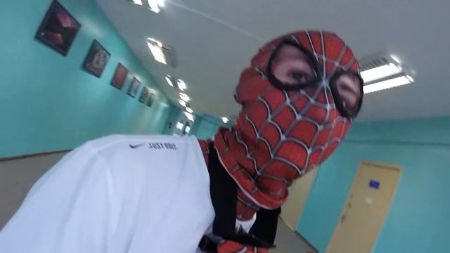 СДЕЛАЛ САЛЬТО НА УРОКЕ. УЧИТЕЛЯ В ШОКЕ!!! ПРОНИК В ШКОЛУ НА 1 СЕНТЯБРЯ В КОСТЮМЕ ЧЕЛОВЕКА ПАУКА смотреть онлайн