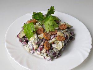 Салат с фасолью и сухариками