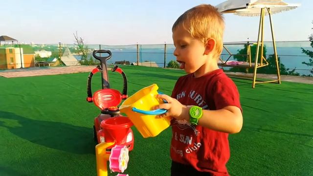 Поезд для детей.Играем в поезд. Мотоцикл для детей. Кинетический песок